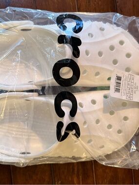 CROCS NWT Unisex White Baya Clog Sandals w/9 m/7